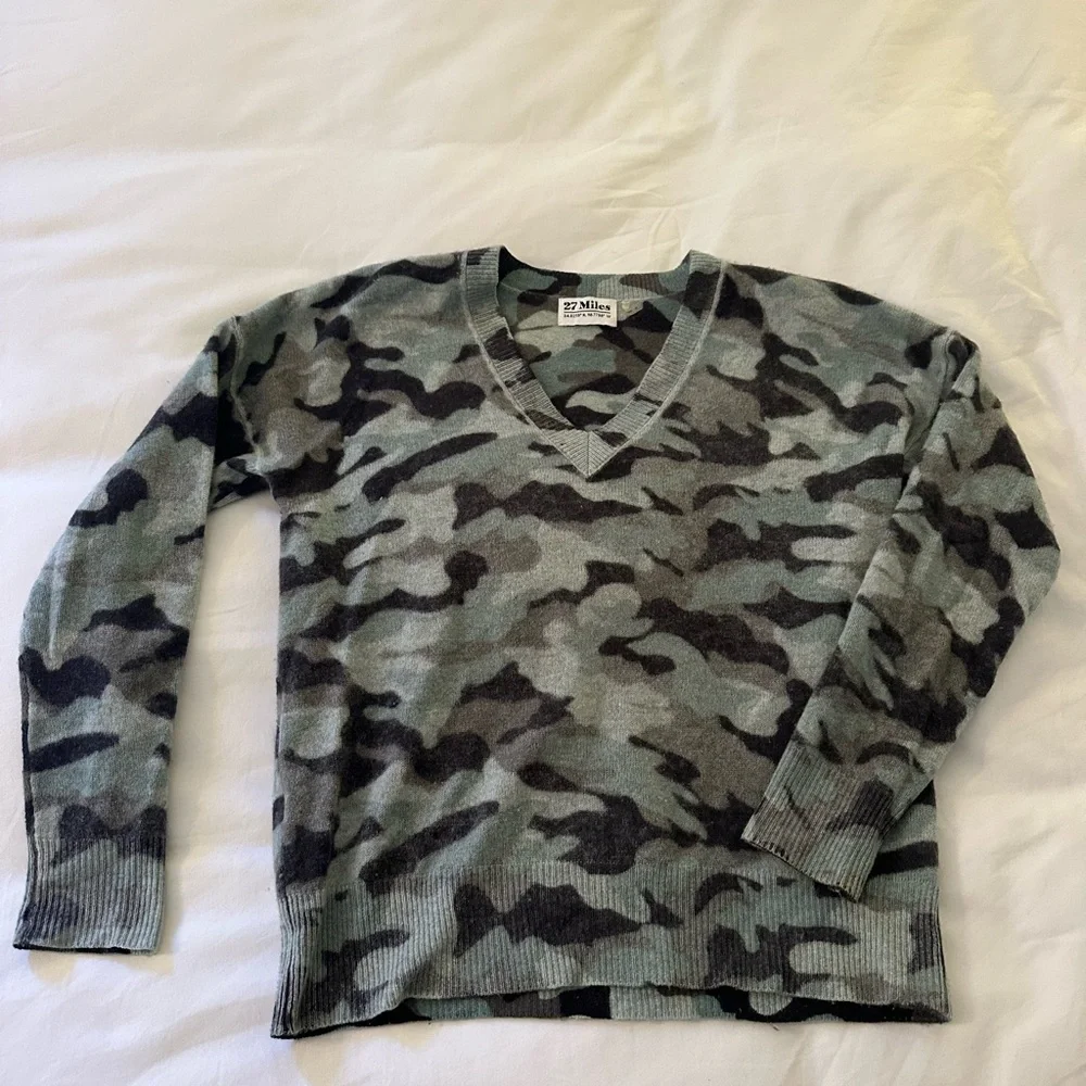 27 Miles Malibu Cashmere V Neck Sweater in Blue Camo - Picture 2 of 4